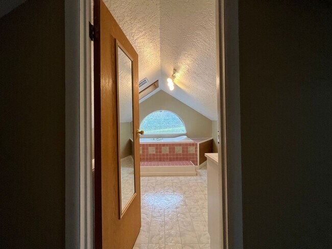 Building Photo - Outdoor Oasis: Charming 3 Bed 2 Bath House!