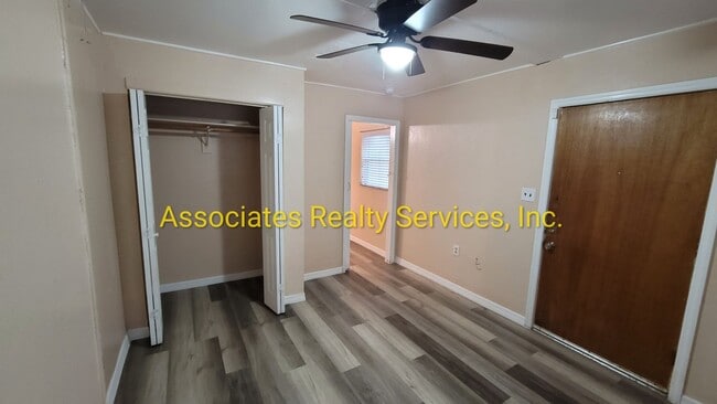 Building Photo - 4 BR, 2 BA  LOOK!!!!   ITS A STEAL!