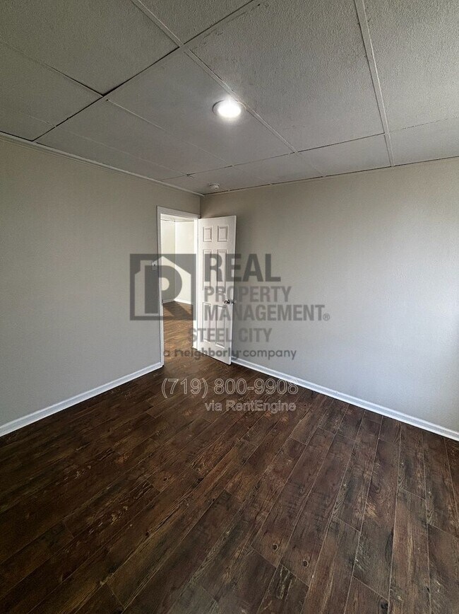 Building Photo - 927 E 1st St