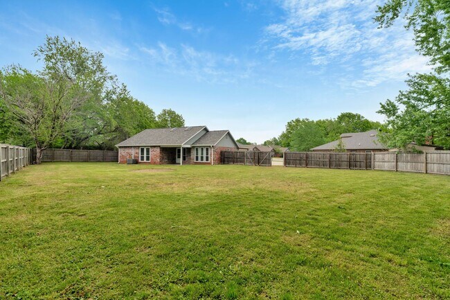 Building Photo - Beatifully Updated East Fay Home! Must See!