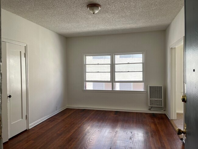 Building Photo - 545 S Hobart Blvd