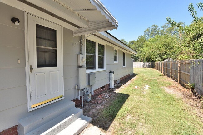 Building Photo - 1208 Russell St