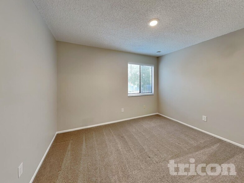 Building Photo - 419 E Springtree Way