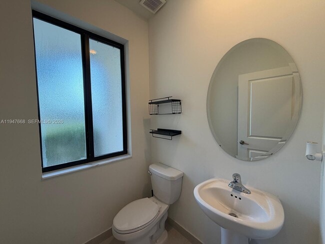 Building Photo - 909 NE 211th St