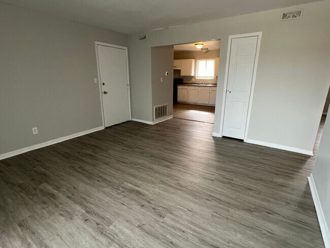 Building Photo - East Ridge Apartments - Remodeled 2 bedroom unit w/ Balcony