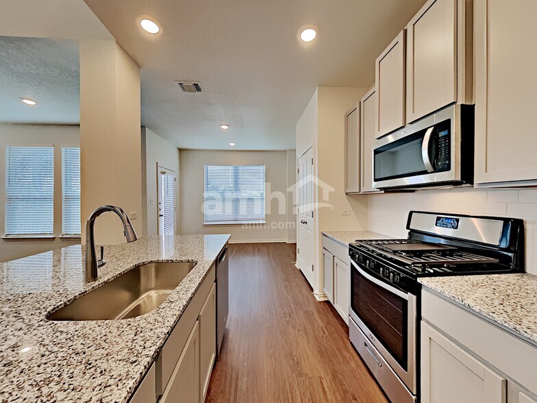 Building Photo - 2706 Lillybrook Ln