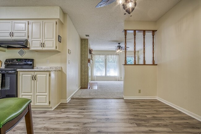 Building Photo - Central Hot Springs Village/Home/Unfurnished
