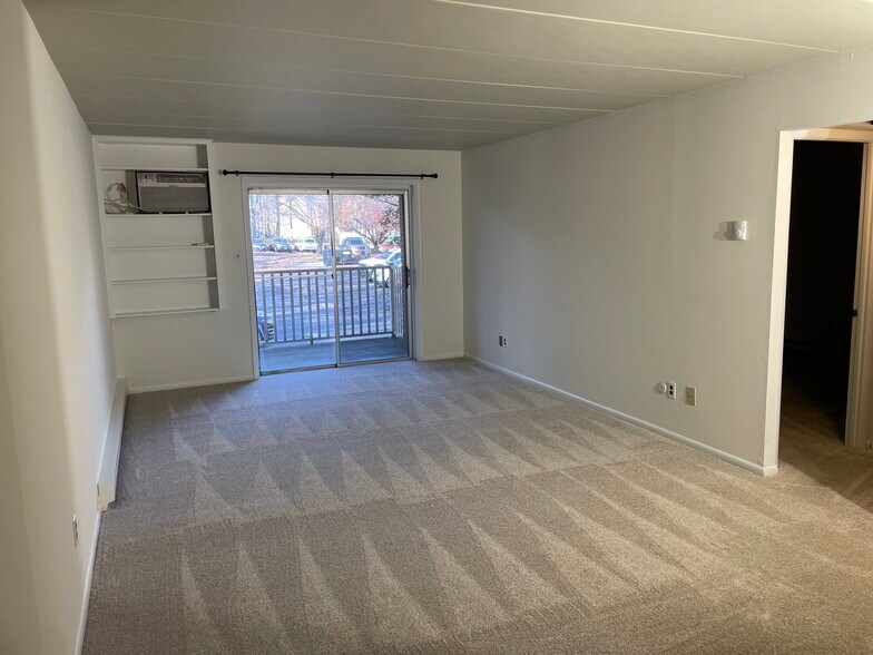 Building Photo - 300 WINDING Way