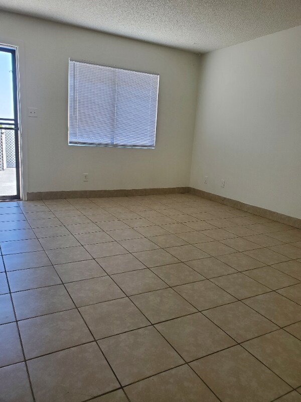 Building Photo - 1008 Willow Tree Dr