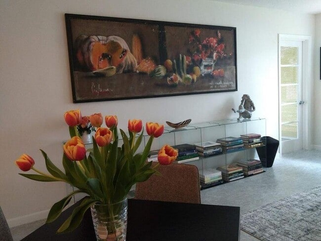 Building Photo - 2615 Garden Dr N