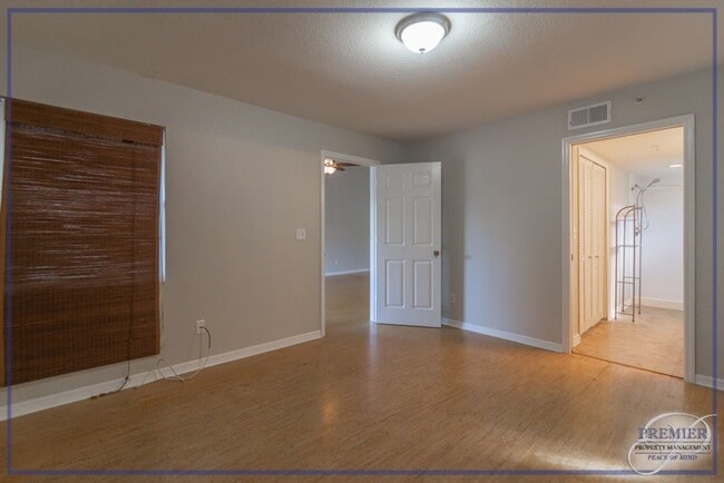 Building Photo - ***2+DEN/2 BATH***CENTRAL NAPLES***CYPRESS...