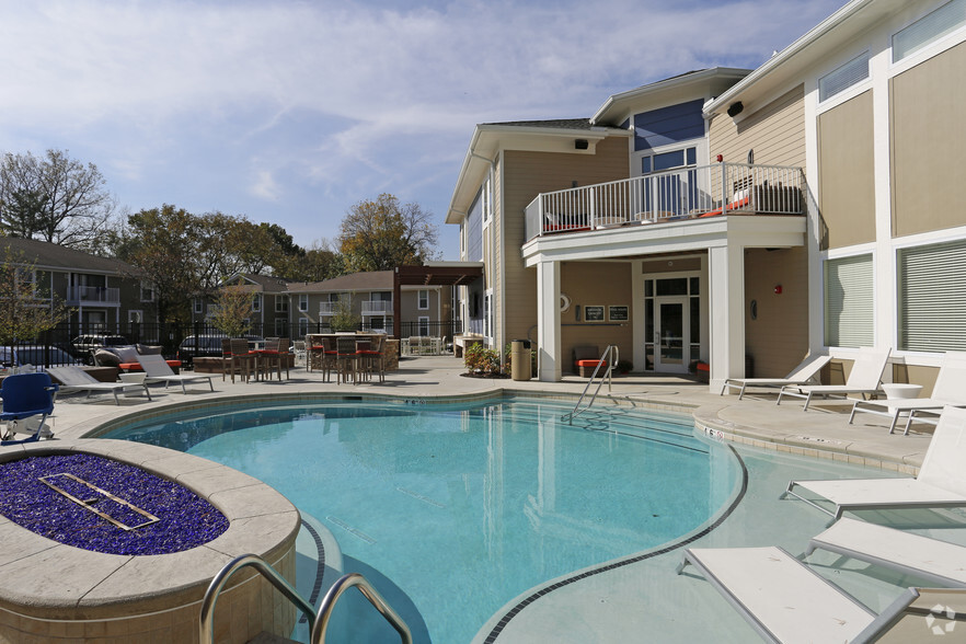 Clubhouse Pool - Kendallwood Apartments