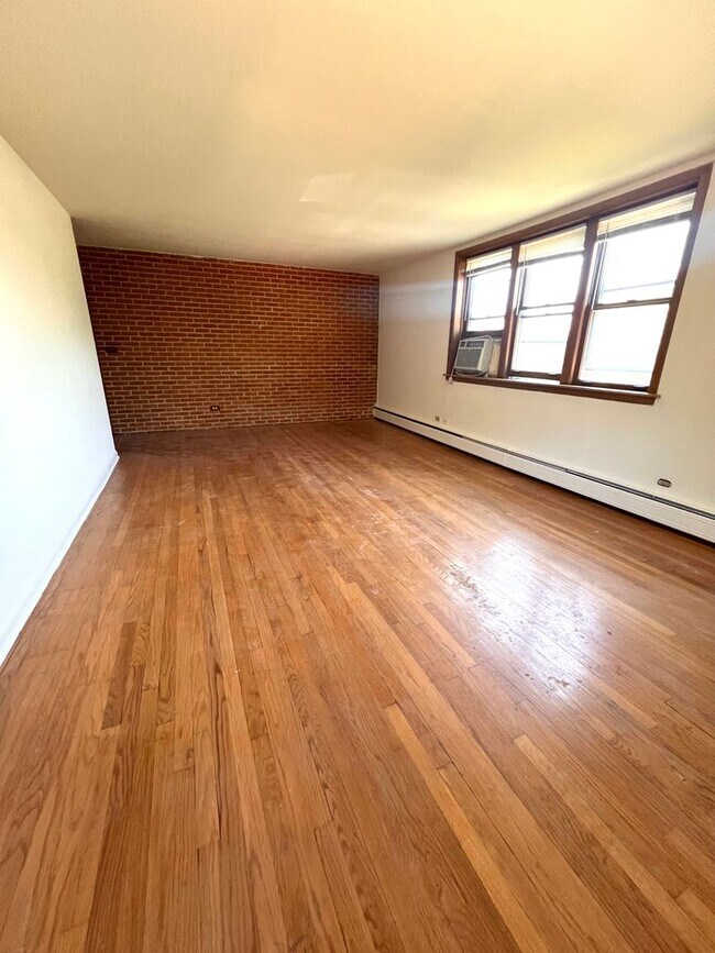 Building Photo - Charming Two Bedroom / 1.5 Bath