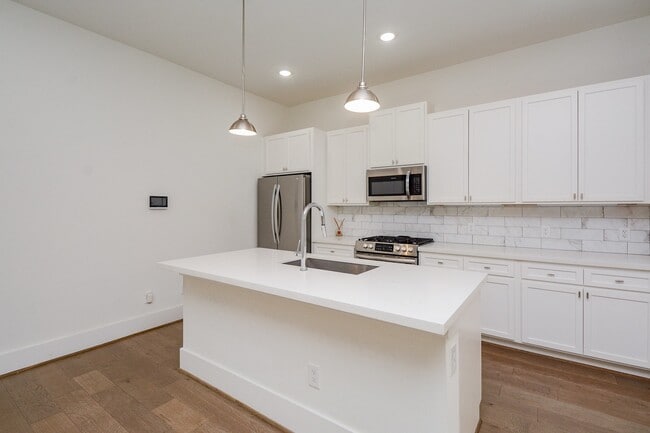 Building Photo - 310 Cyclamen St