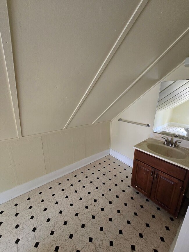 Building Photo - 4 bedroom House in East Stroudsburg Borough!