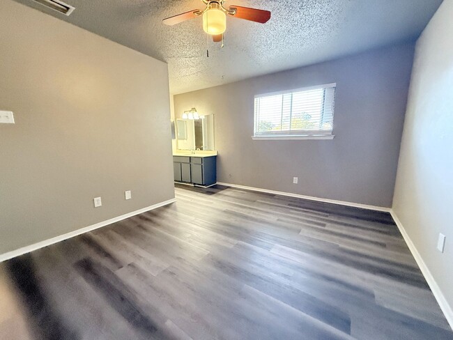 Building Photo - 2625 Santiago Cir