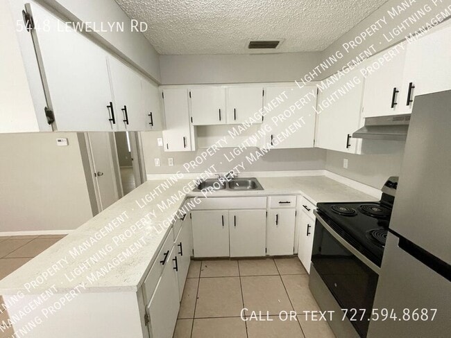 Building Photo - 5448 Lewellyn Rd