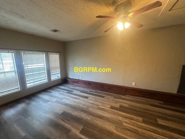 Building Photo - 3 Bd, 1 1/2 BA, home in Jacksonville