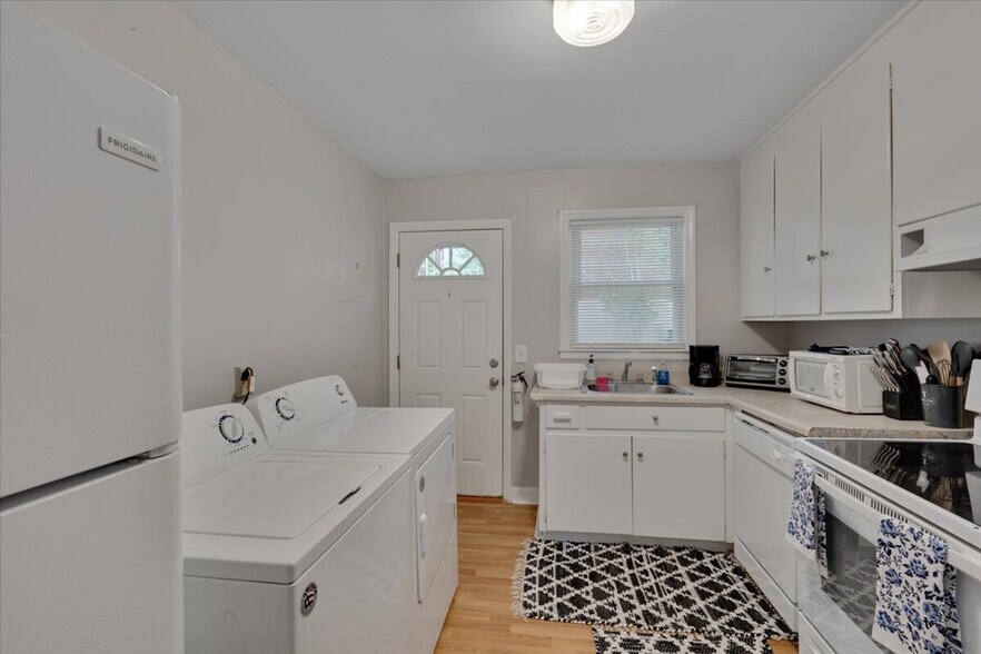 Building Photo - 803 W Markham Ave