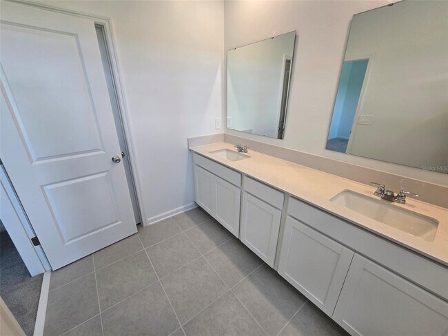 Building Photo - 3070 Chantilly Dr