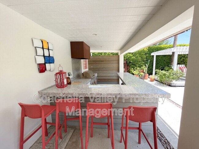 Building Photo - 2885 E Venetia Rd