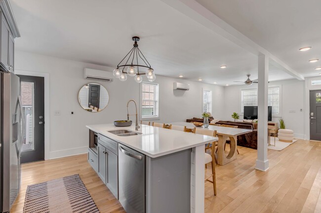 Building Photo - Fully Furnished Downtown Rental