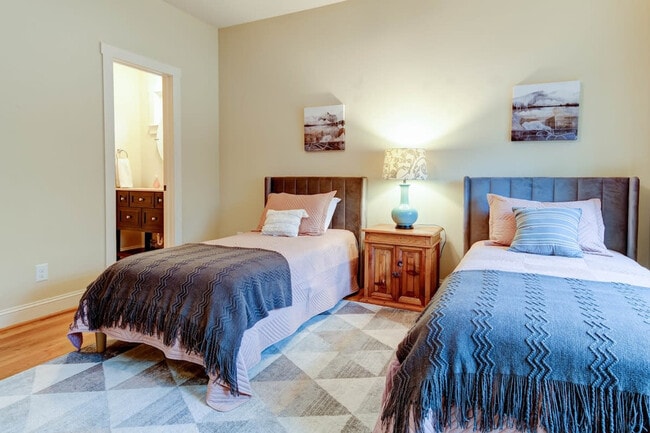 Building Photo - 376 Grandview Dr