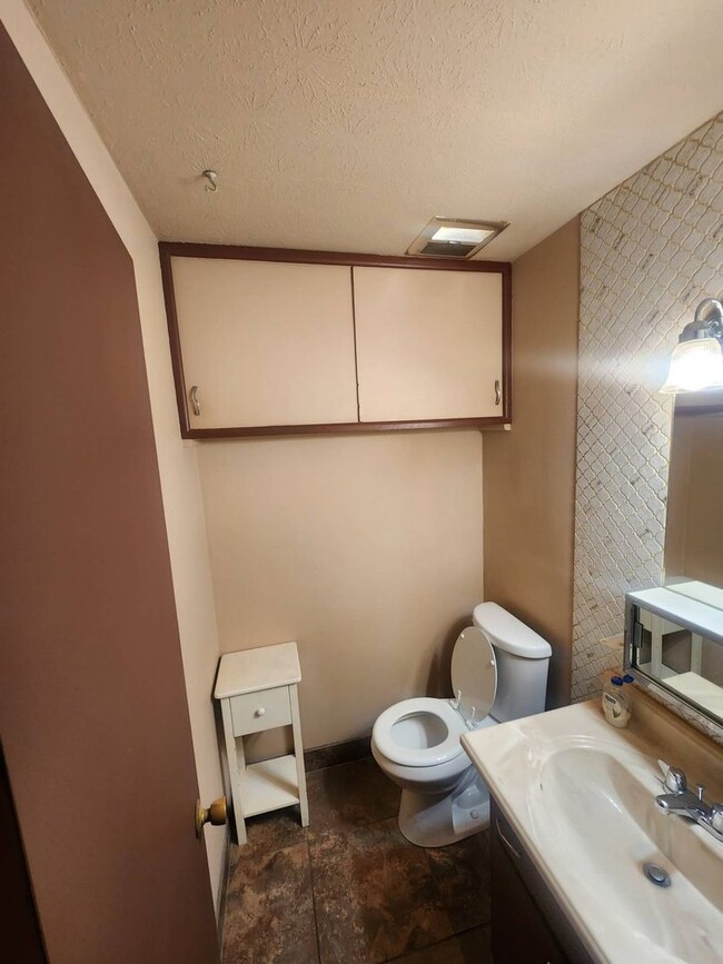 Building Photo - Charming 2-Bedroom Property in Prime Location