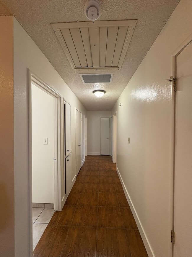 Building Photo - Spacious SE Tulare Home Near Shopping Centers coming soon!