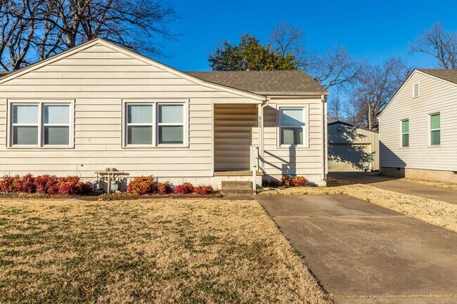 Building Photo - Beautiful Brookside duplex unit - NO PETS