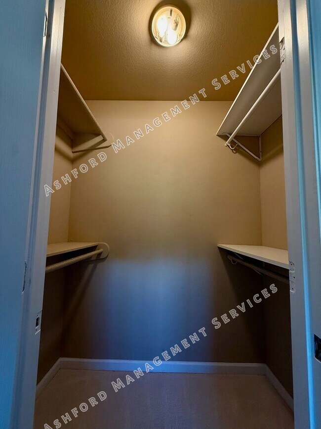 Building Photo - 3 BEDROOM 2 BATHROOM HOME RIGHT ON McCORMI...