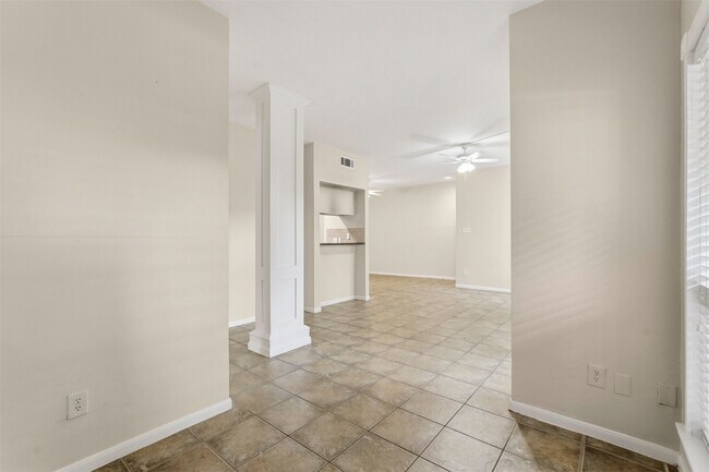 Building Photo - 2025 Augusta Dr