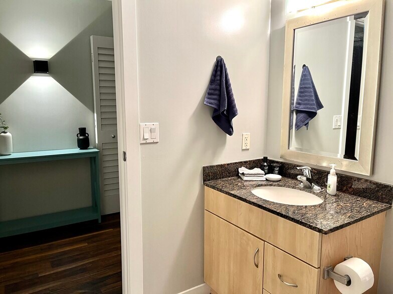 Building Photo - 889 Date St