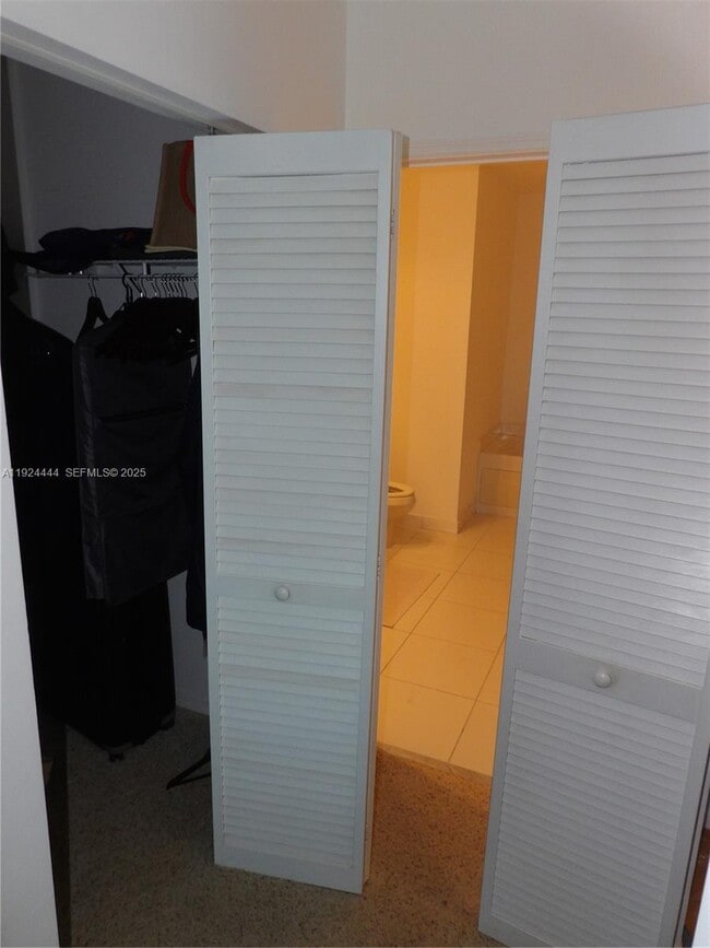 Building Photo - 950 Brickell Bay Dr