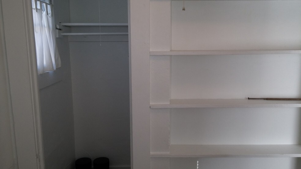 Building Photo - 307 S Lakeside Ct