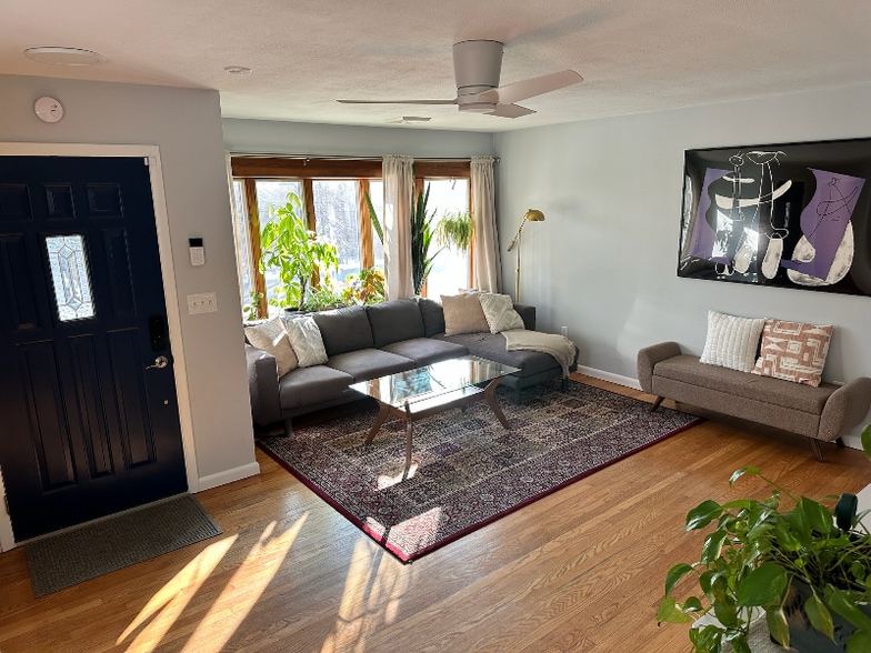 Building Photo - 4 Maplewood Dr