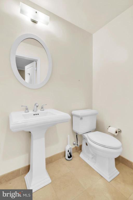 Building Photo - 400 S Broad St