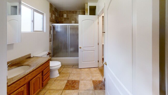 Building Photo - Remodeled! LARGE Living Room!