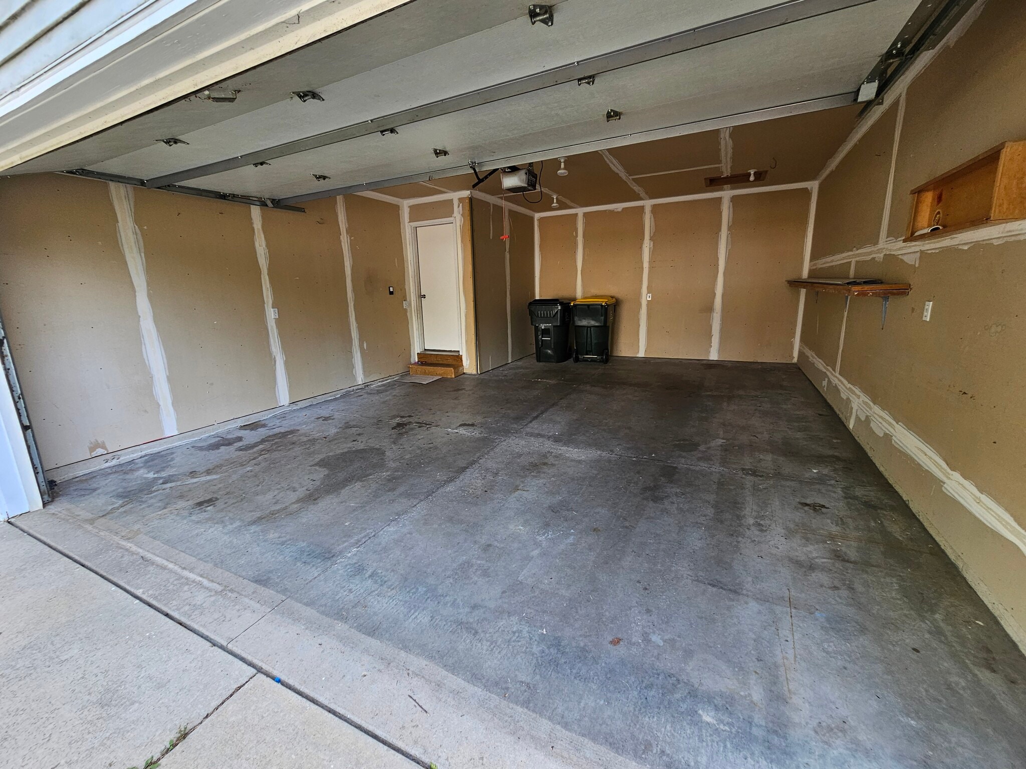 2 Car Garage - 609 Eagle Crest Ct