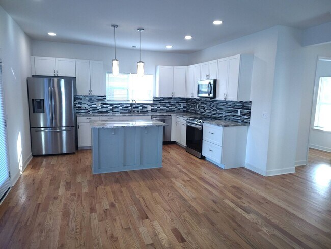 Building Photo - 944 33rd Ave N