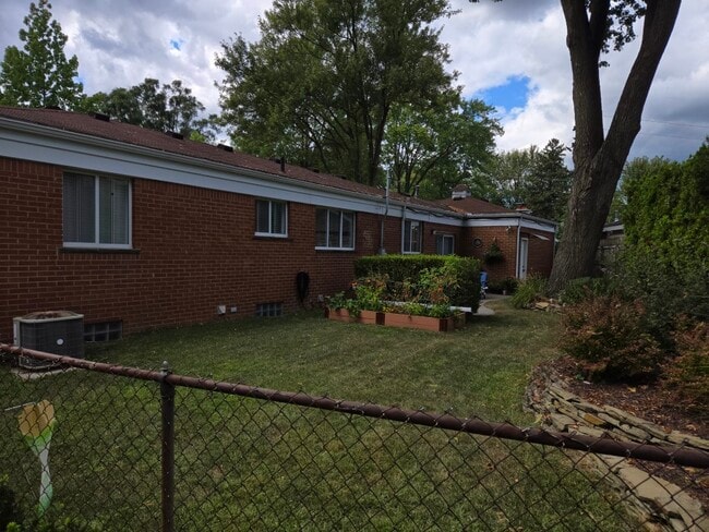 Building Photo - 1216 Sycamore Dr
