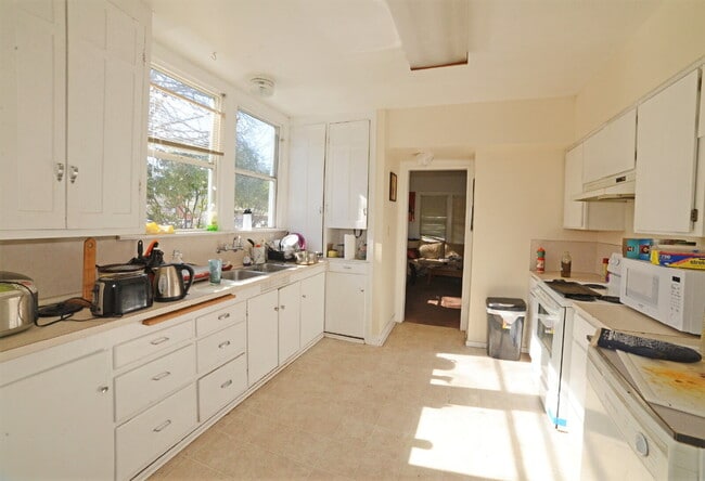 Building Photo - 5 bed/3 bath and 3 kitchen house in West U...