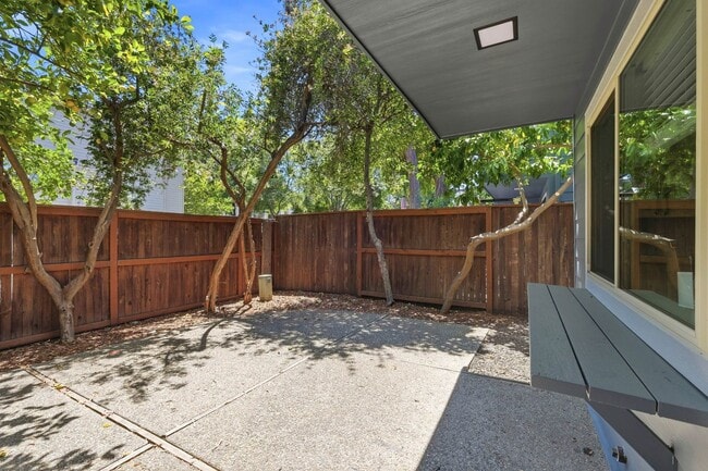 Building Photo - Luxury  2 bedroom Townhome in Great Location