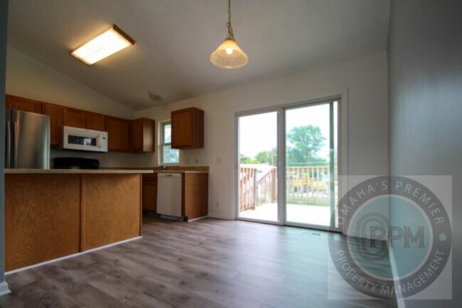 Building Photo - Beautiful 3Bd/2Ba Split entry in Omaha!