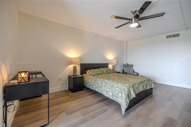 Building Photo - 2810 N 46th Ave