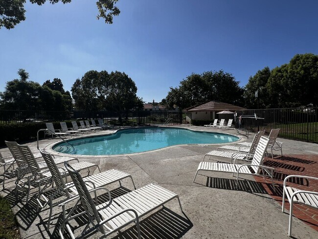 Building Photo - 3036 Avenida Christina