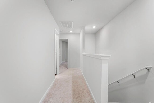 Building Photo - Beautiful 4-Bedroom 2.5 Bath Townhome