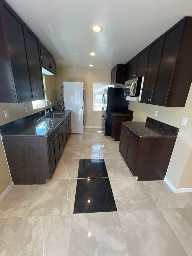 Building Photo - 4858 Palm Ave