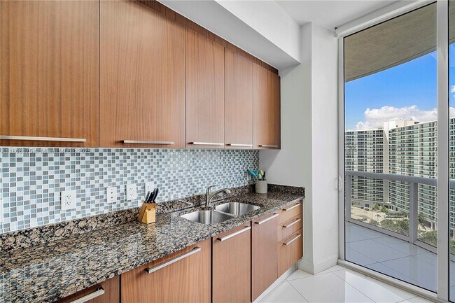Building Photo - 15811 Collins Ave