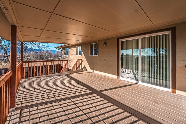 Building Photo - 5 bedrooms ,2 bathrooms and on 0.32 acres for rent